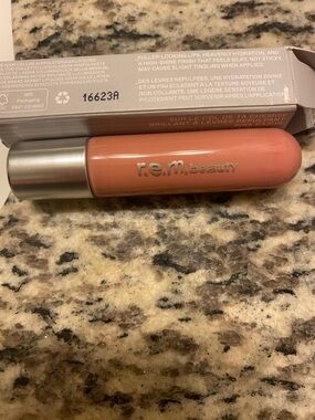 r.e.m. beauty Hydrating Lip Gloss - Coral Peach Shine